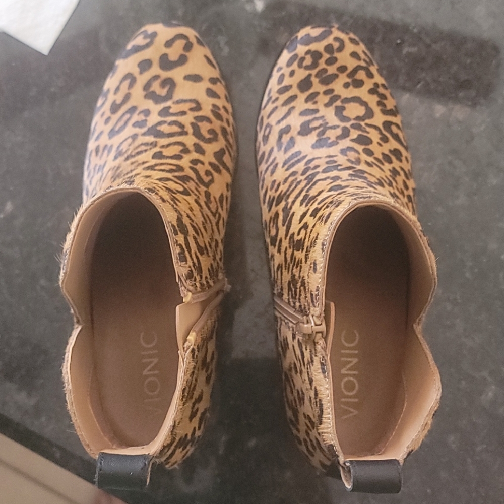 Vionin size 7 leopard print